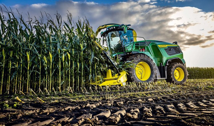 Nowe sieczkarnie polowe John Deere serii F8 i F9