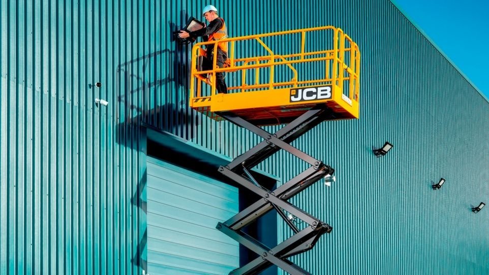Firma JCB wprowadziła do oferty nowe wersje podnośników nożycowych.