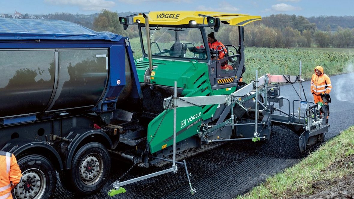 Vögele Super 1800-5i – nowy rozściełacz sprawdza się w renowacji dróg w trudnych warunkach