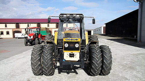 Traktory Ursus C-330 i C-360 na polu