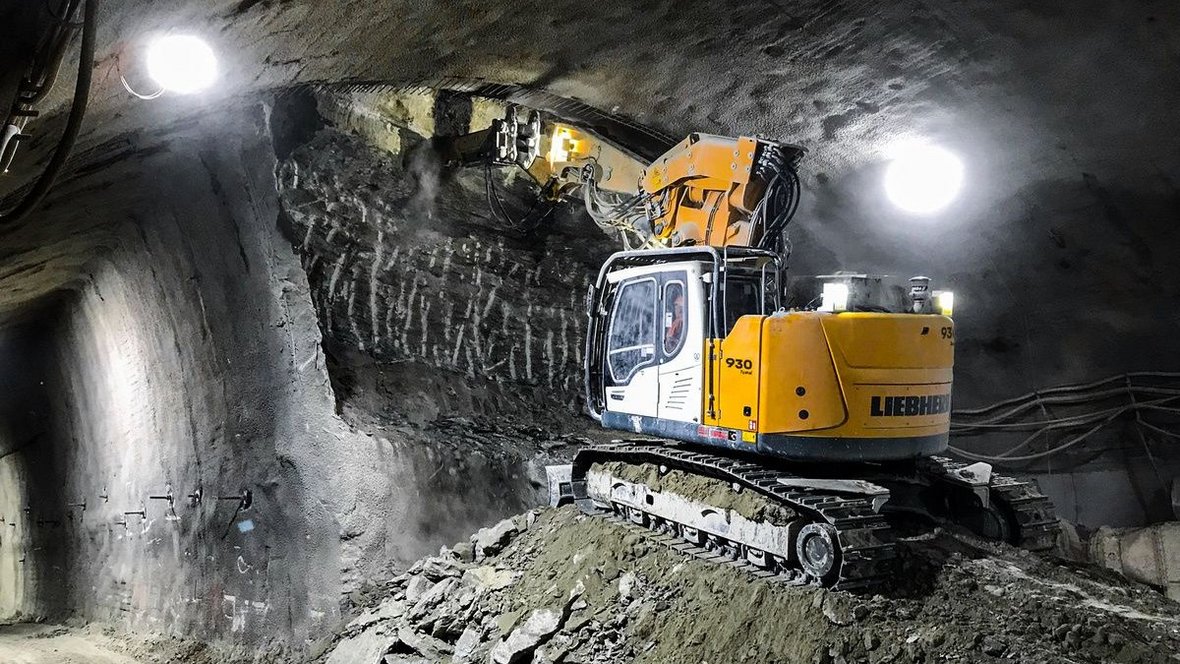 Koparka R 930 posiada konstrukcję całkowicie stalową, co czyni ją niezwykle wytrzymałą maszyną, idealną właśnie do zastosowań pod ziemią.