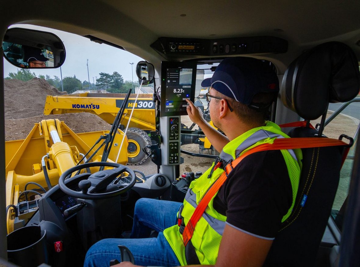 Firma Komatsu dzięki integracji większości funkcji w ekranie SubMonitor daje operatorowi możliwość pracy w idealnym środowisku.
