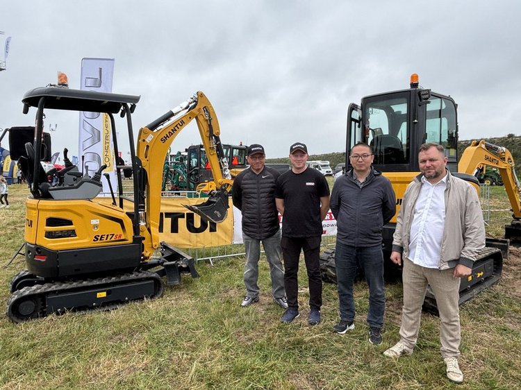 Od lewej: Arkadiusz Wiciak, szef sprzedaży Norma Machinery; Wojciech Ćwiek, kierownik serwisu Norma Machinery; Maksim Zhang, przedstawiciel Shantui; Mariusz Bebłowski, własciciel Norma Machinery.