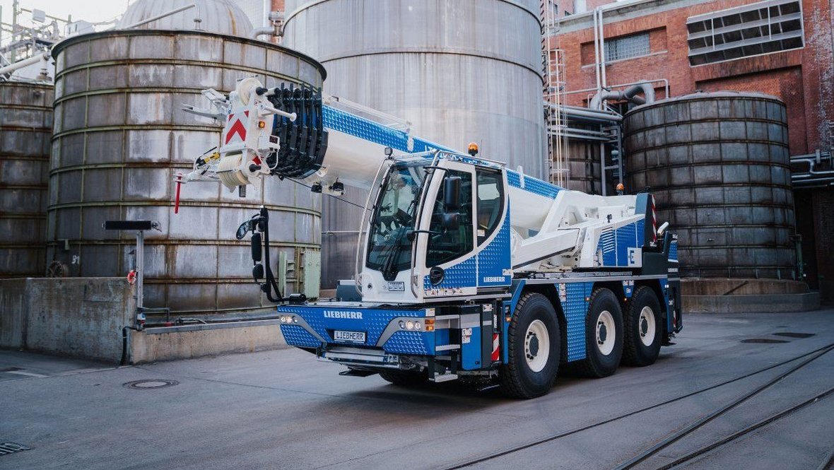 Żuraw samojezdny Liebherr z agregatem elektrycznym