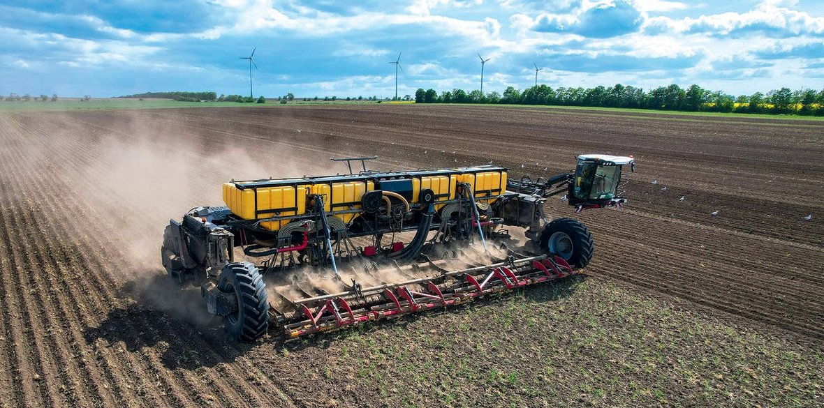 14 metrów szerokości roboczej i 1100 KM mocy