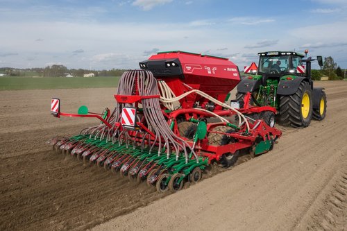 Nowoczesna technologia siewu z systemami Isobus i LED  Maszyna jest wyposażona w oświetlenie robocze (w tym LED) oraz różnorodne elementy konfiguracyjne – od znaczników hydraulicznych, przez systemy ścieżek technologicznych, aż po terminale Isobus i czujniki przepływu nasion.  Aquila Drive dostępna jest w różnych wariantach sterowania: np. z systemem Müller, dostosowanym do ciągników z magistralą Isobus. W ofercie znajdują się również terminale Isobus różnych producentów – m.in. Trimble i Müller Elektronik – umożliwiające integrację z systemami precyzyjnego rolnictwa.