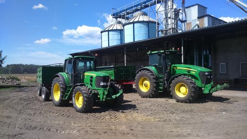 dwie maszyny john deere