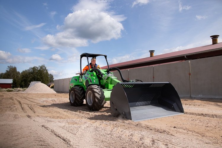 Kompaktowe ładowarki Avant 855i i 860i z silnikiem Stage V