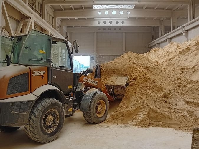 Pierwszą maszyną była kompaktowa ładowarka kołowa Case 321F.