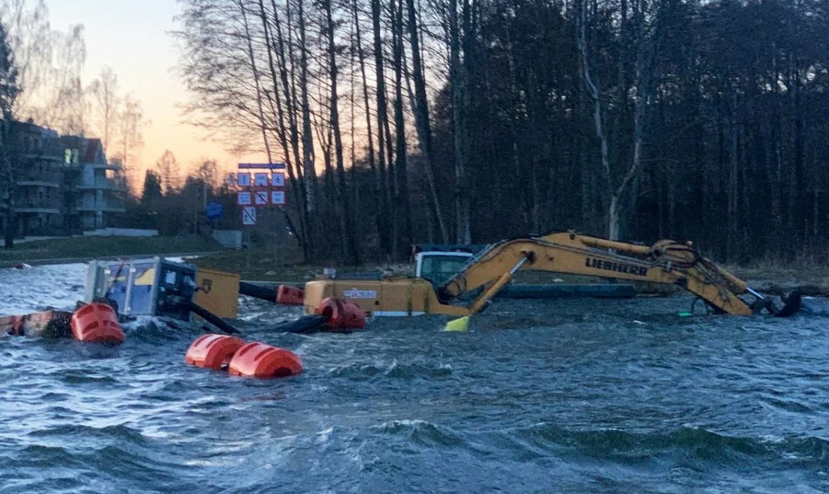 Koparka Liebherr 934 w wodach Kanału Niegocińskiego. Jak do tego doszło?