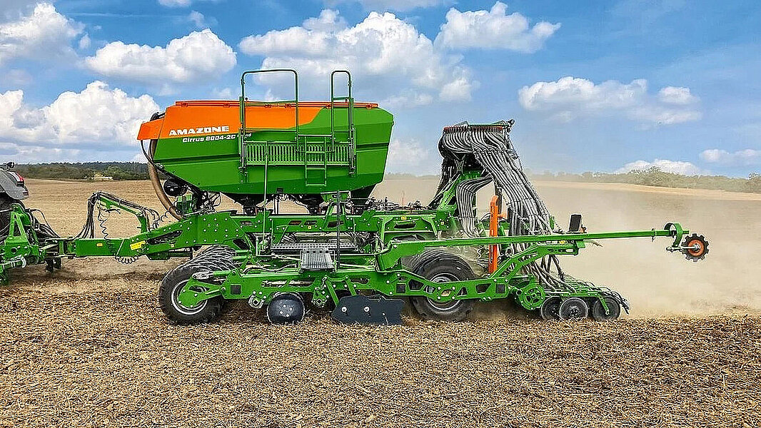 Amazone Cirrus 8004-2C Grand – 8-metrowy zestaw uprawowo-siewny z trzykomorowym zbiornikiem umożliwiającym niezależne dozowanie kilku komponentów.