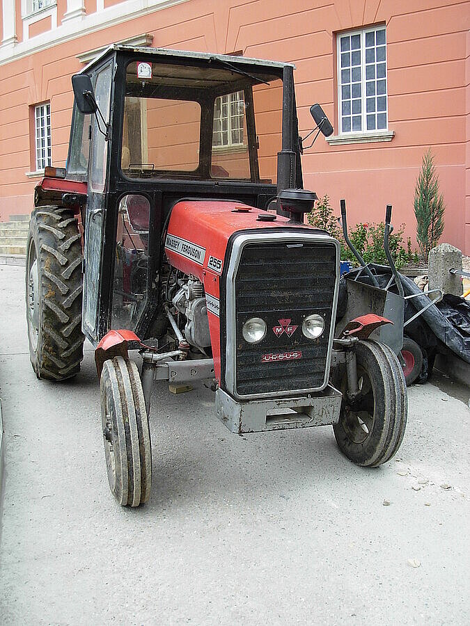 Traktor MF 255