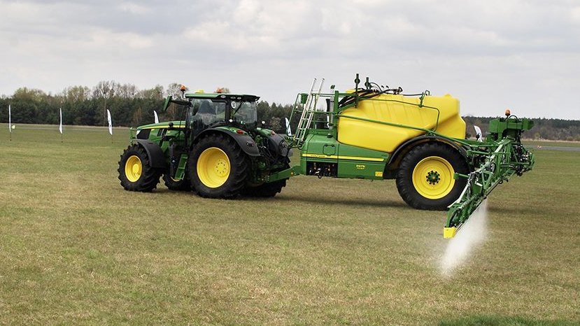 Do dyspozycji testerów oddano także model 6R 155 z największym opryskiwaczem zaczepianym John Deere’a, czyli modelem R975i.