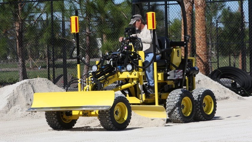 Kompaktowa równiarka Laser Grader do zadań specjalnych