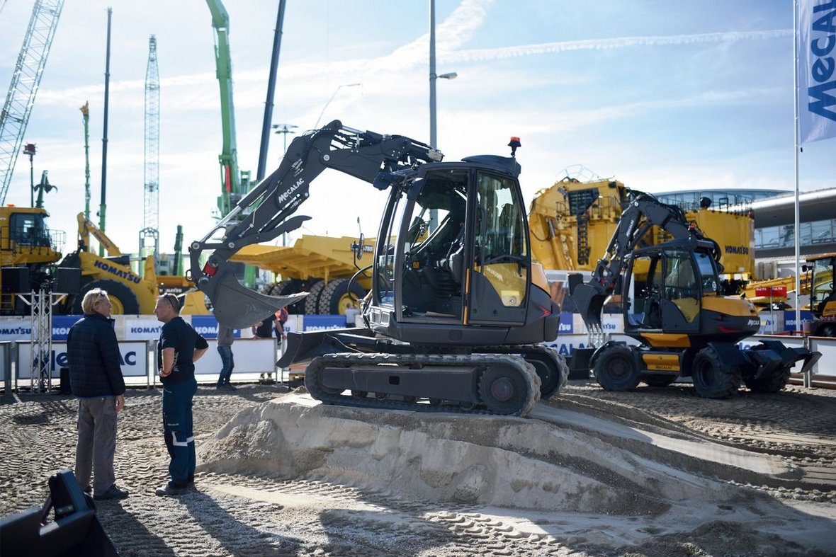 Minikoparki wyposażone są w małe, ale mocne silniki i bardzo wydajny układ hydrauliczny. 
