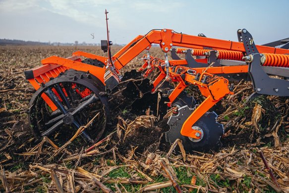 Spec HD – kultywator o maksymalnej głębokości pracy 30 cm z hydrauliczną regulacją i siłą wzbudzenia zęba do 650 kg, zapewniającą efektywną uprawę w różnych warunkach glebowych, również przy dużej ilości resztek pożniwnych.