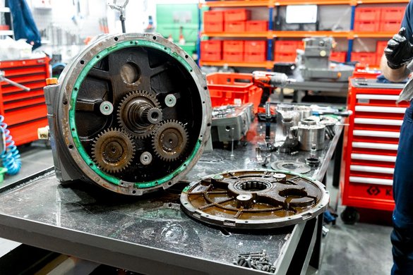 Pompy hydrauliczne pod kontrolą – jak zapewnić ich długą i bezawaryjną pracę?