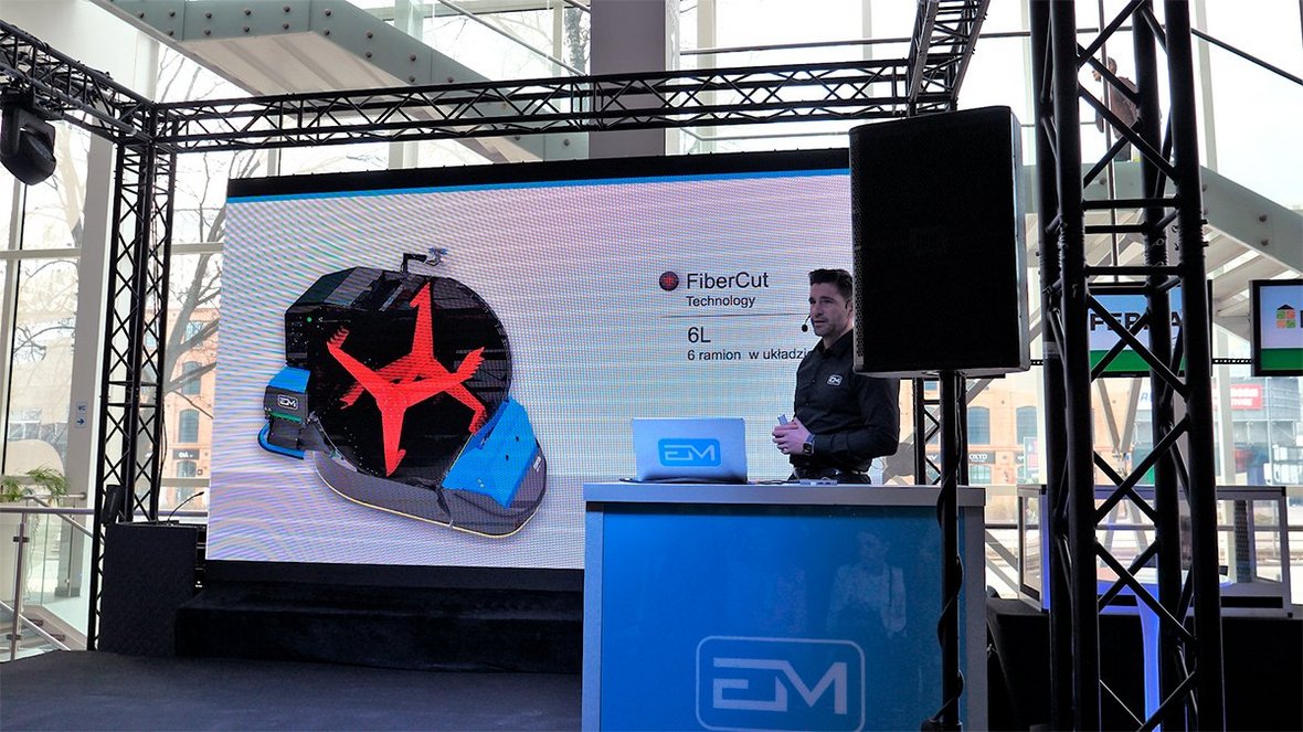 Robot paszowy Falcon 400 Pro – inteligentne zarządzanie żywieniem bydła