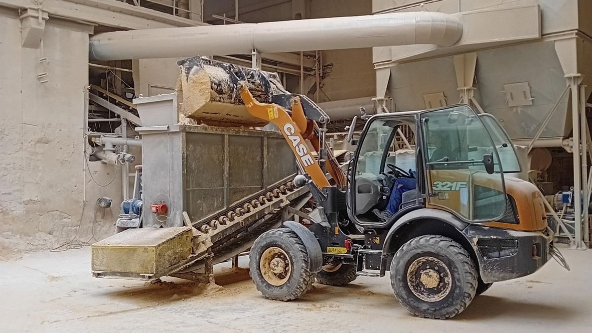 W zakładzie w Ostrołęce maszyna przerzuca 160-180 ton reagipsu dziennie.
