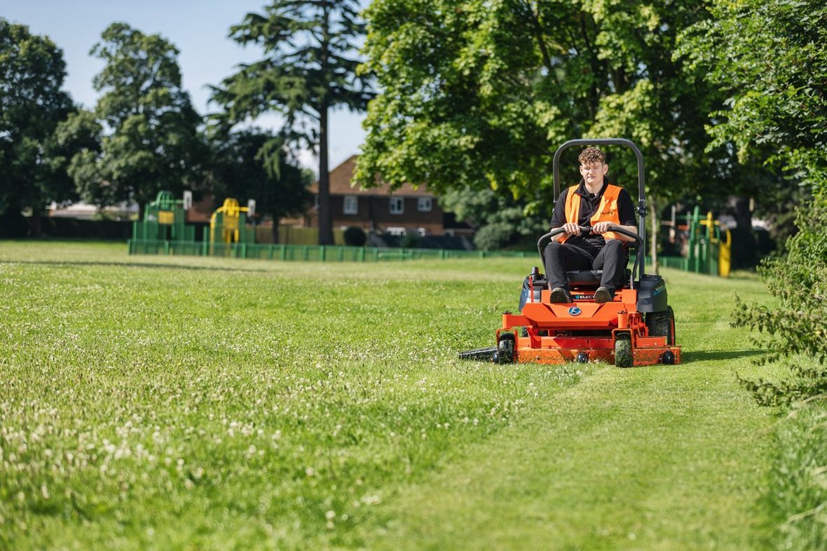 Kubota Z1 świetnie się sprawdzi w wąskich przestrzeniach, w których ważne jest precyzyjne manewrowanie.