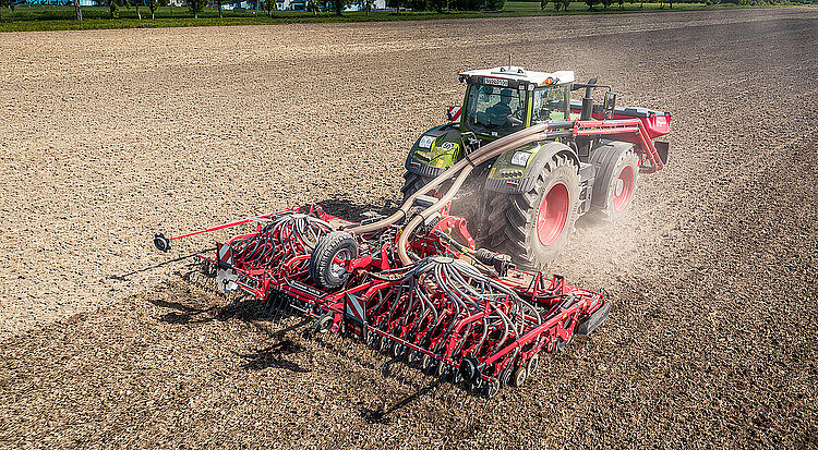 Kombinacja siewna Rotago F + f-drill CB F + przedni zbiornik f-drill w pracy