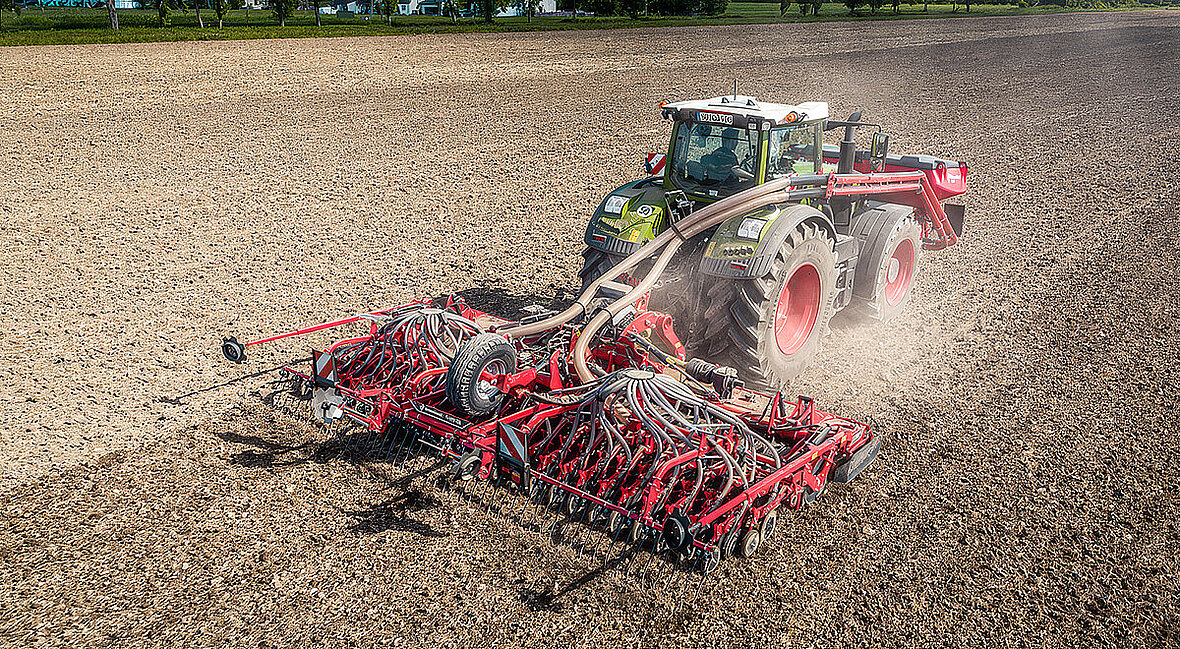 Kombinacja siewna Rotago F + f-drill CB F + przedni zbiornik f-drill w pracy