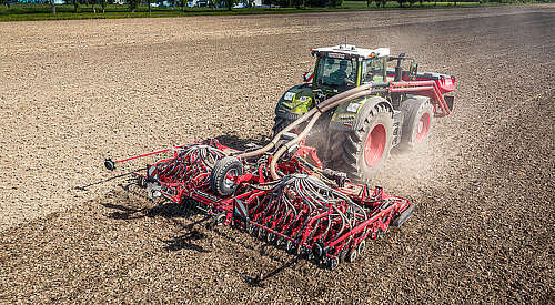 Kombinacja siewna Rotago F + f-drill CB F + przedni zbiornik f-drill w pracy