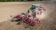 Kombinacja siewna Rotago F + f-drill CB F + przedni zbiornik f-drill w pracy