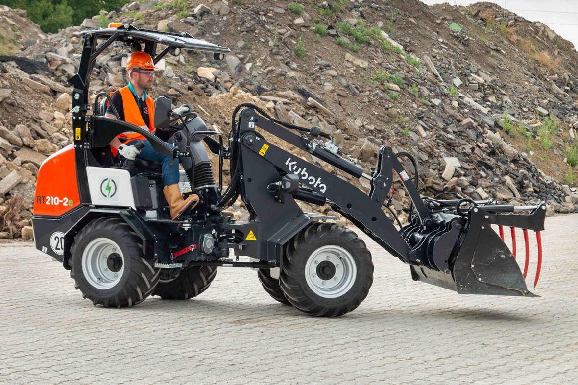 Ładowarka Kubota RT220-2e. Przy szybkiej ładowarce praca z elektrykiem nie będzie aż tak uciążliwa. 