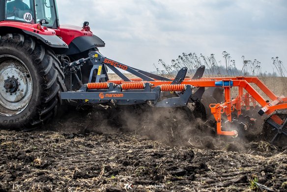 Spec HD dostępny jest w kilku wariantach szerokości roboczej – od 2,5 do 4,8 m, w zależności od potrzeb gospodarstwa.