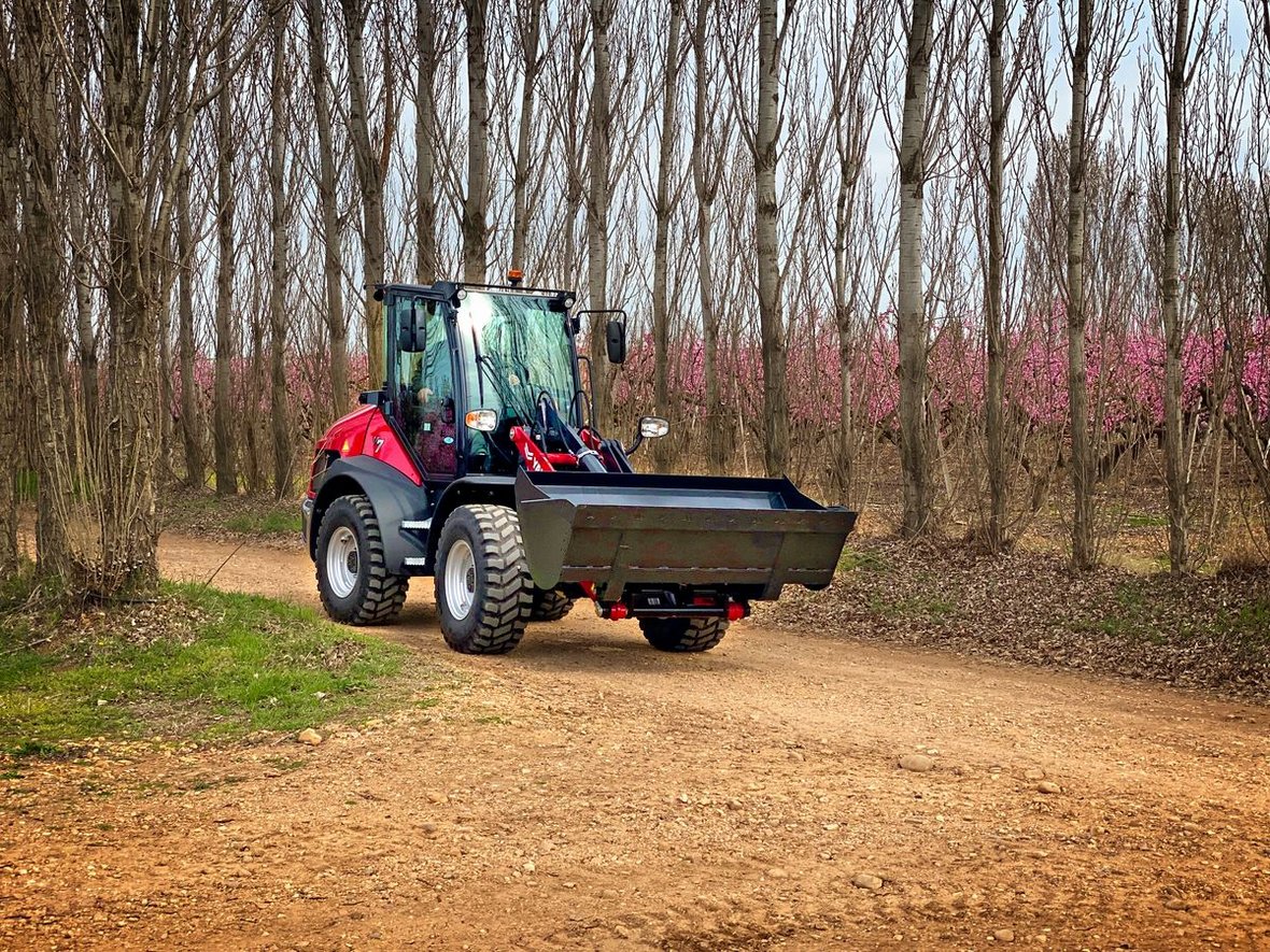 Duże możliwości robocze zapewnia hydrauliczne szybkozłącze, które pozwala operatorowi wykonać płynną wymianę osprzętu roboczego.