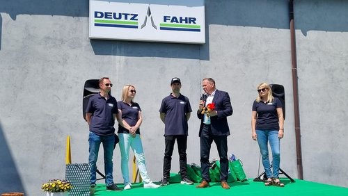 Przybyłych gości ze sceny powitali: prezes Mirosław Skrzypczak oraz dyrektor zarządzający firmy Jan Skrzypczak.