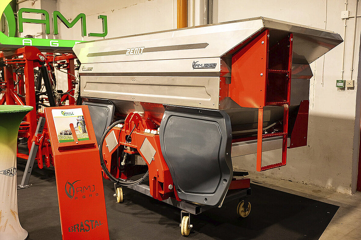 AMJ Agro ZENIT – rozsiewacz nawozów z hydraulicznym napędem tarcz, przygotowany do współpracy z rozwiązaniami GPS/RTK, ISOBUS i zmiennym dawkowaniem.
