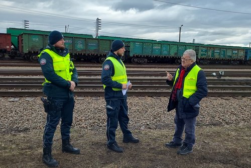 Minister Czesław Siekierski rozmawia z funkcjonariuszami służby celno-skarbowej na przejściu granicznym (fot. MRiRW) 