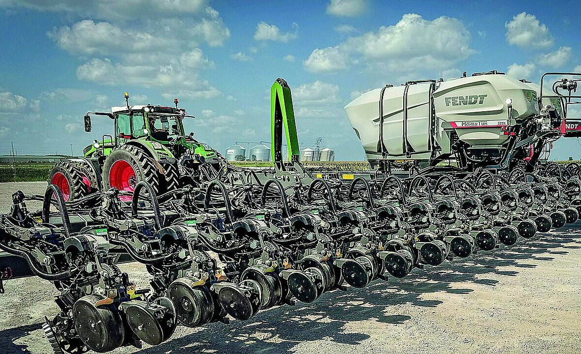 Fendt Momentum 32R30 - 32-rzędowy siewnik punktowy o szerokości roboczej około 24 m.