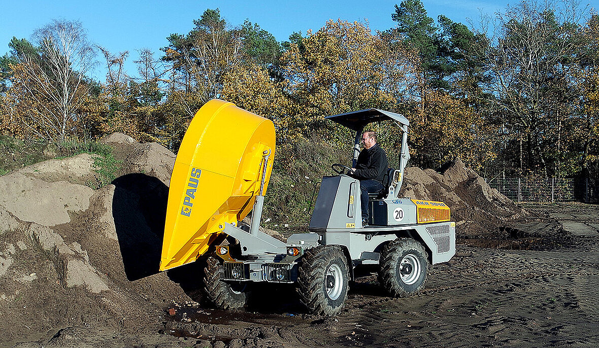 Wozidło AKR 9040 pozwala na boczny rozładunek do 4000 kg materiału dzięki skrzyni obracanej o 180°.