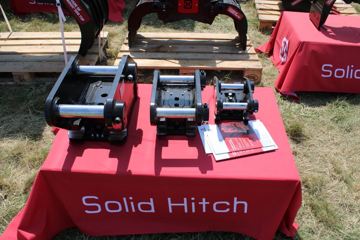 Sposób  dystrybucji produktów w firmie Solid Hitch opiera się na współpracy dilerskiej, jest też oferta skierowana dla klientów indywidualnych, a także producentów maszyn.