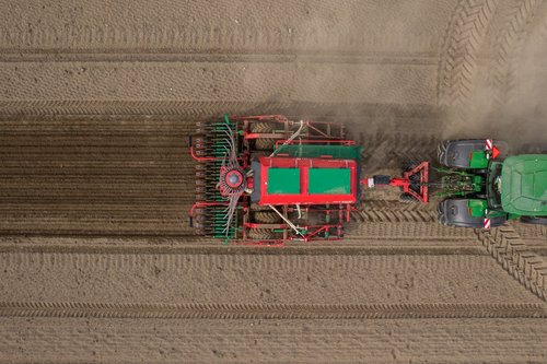 Nowoczesna technologia siewu z systemami Isobus i LED  Maszyna jest wyposażona w oświetlenie robocze (w tym LED) oraz różnorodne elementy konfiguracyjne – od znaczników hydraulicznych, przez systemy ścieżek technologicznych, aż po terminale Isobus i czujniki przepływu nasion.  Aquila Drive dostępna jest w różnych wariantach sterowania: np. z systemem Müller, dostosowanym do ciągników z magistralą Isobus. W ofercie znajdują się również terminale Isobus różnych producentów – m.in. Trimble i Müller Elektronik – umożliwiające integrację z systemami precyzyjnego rolnictwa.