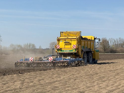 Oxbo AT5105 z broną ciąganą – jednoprzebiegowe nawożenie obornikiem