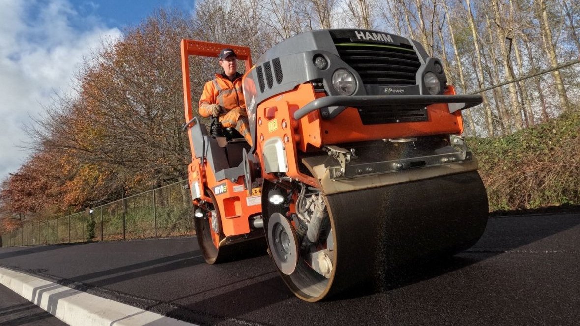 Zaprezentowane na targach Bauma 2022 przez należącą do Wirtgen Group firmę Hamm walce tandemowe z napędem elektrycznym stanowią znaczący kamień milowy w zakresie zrównoważonego rozwoju w branży zagęszczania.