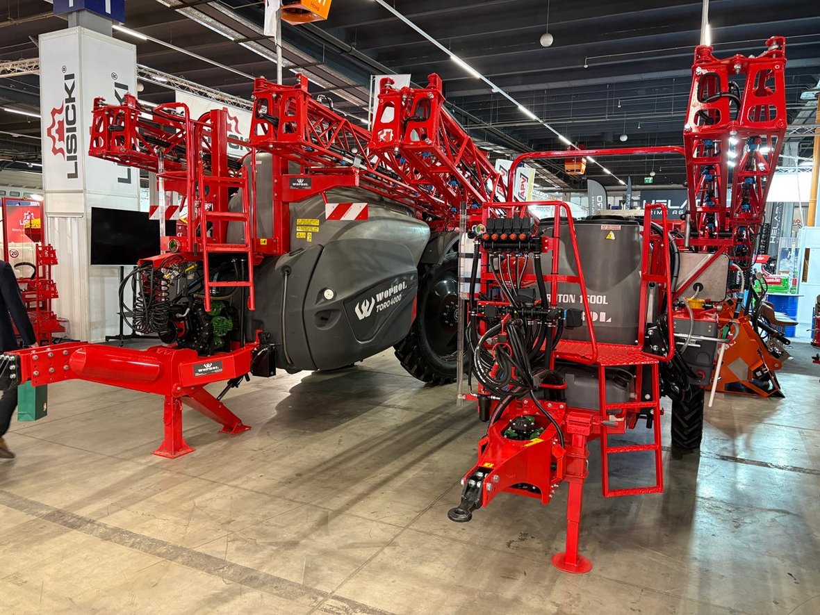 Opryskiwacz Woprol Proton z rozbudowaną hydrauliką i precyzyjnym sterowaniem