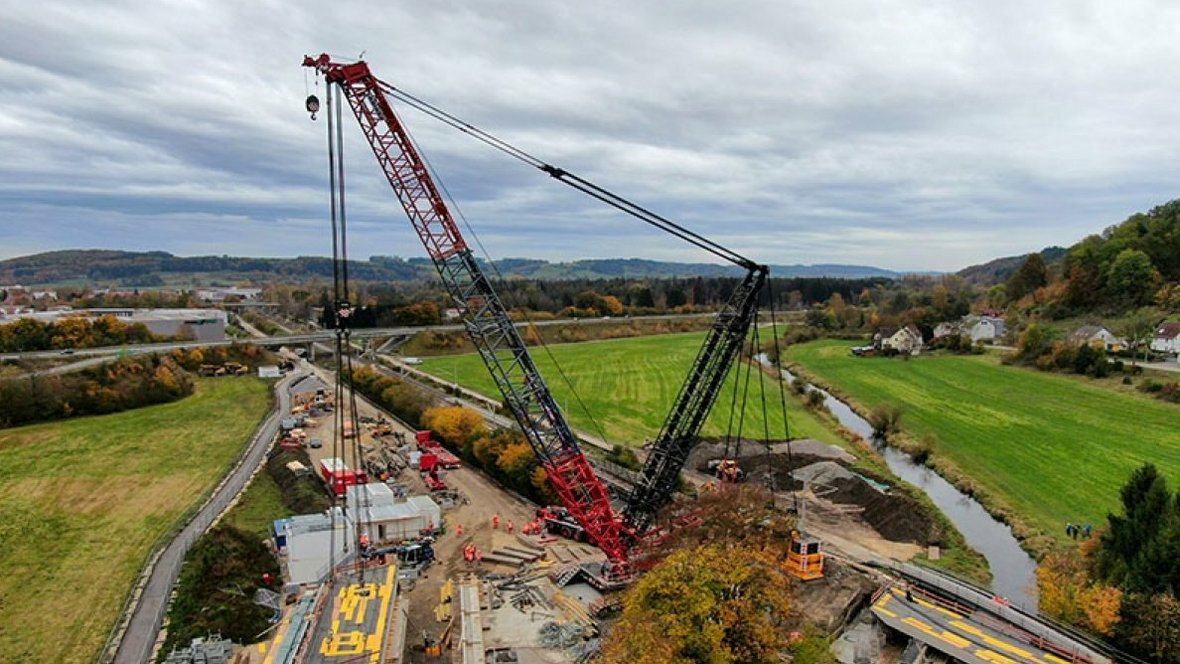 Remont mostu kolejowego z żurawiem gąsienicowym Liebherr LR 1750/2