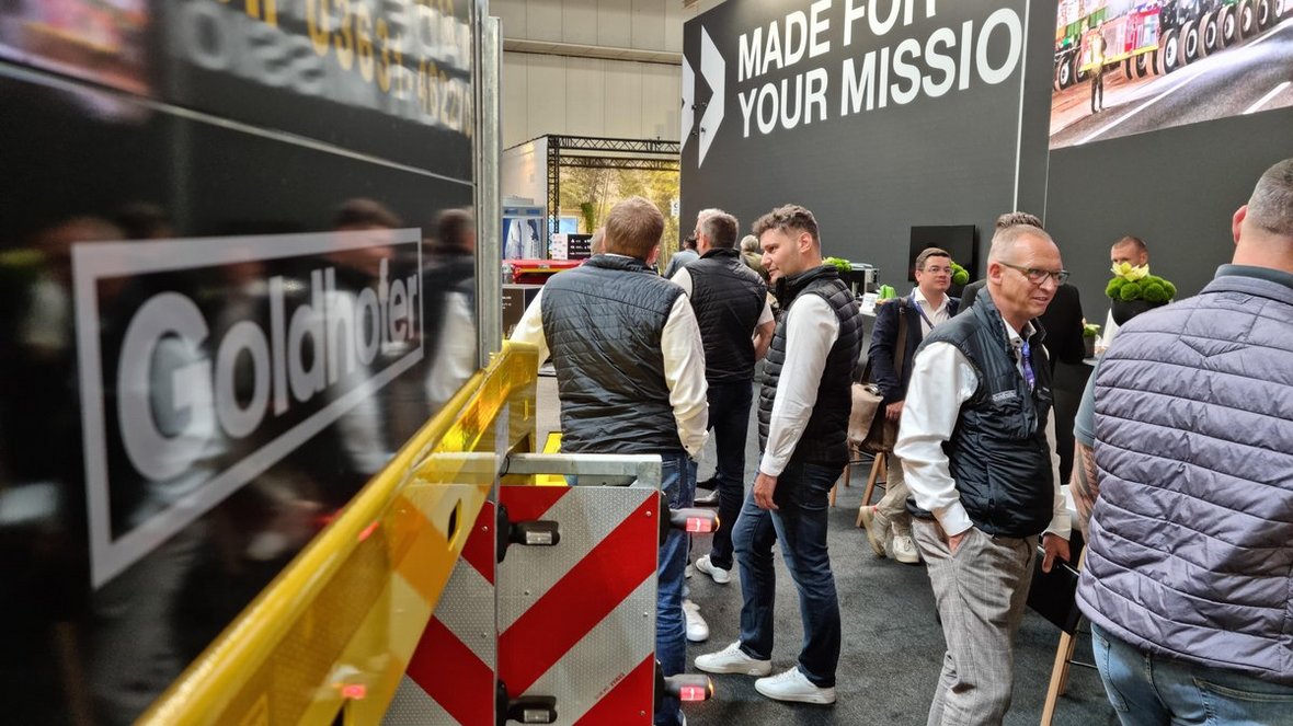 Cargoplus – zwiększona elastyczność i bezpieczeństwo  Pojazdy z serii Starline mogą być wyposażone w nowatorskie opony niskoprofilowe Cargoplus. Ta technologia zwiększa ładowność pojazdu oraz pozwala na redukcję wysokości załadunkowej. Opony Cargoplus 60 pozwalają na zwiększenie dopuszczalnej masy osi do 10 t, a model Cargoplus 80 oferuje zmniejszoną o 75 mm wysokość ładowania przy zachowaniu tej samej nośności. Dzięki takim innowacjom, pojazdy mogą przewozić większe maszyny robocze, zwiększając zakres ich zastosowania.  Transport betonowych belek  Na otwartym terenie wystawowym zaprezentowano nowoczesny system transportu długich i ciężkich belek betonowych. Dzięki zastosowaniu tego rozwiązania, w połączeniu z dolly, możliwe jest transportowanie ładunków o masie do 70 t. Duży kąt skrętu osi o wartości +/- 100° zapewnia wysoką manewrowość pojazdu nawet w ciasnych przestrzeniach, co czyni go bardzo ciekawym narzędziem dla firm budowlanych.  Zrównoważony transport wewnątrzmagazynowy  Goldhofer, w kooperacji z Terberg Spezialfahrzeuge, zaprezentował na targach pojazd Sherpa E. Ten w pełni elektryczny ciągnik z napędem wysokowoltowym został stworzony z myślą o zrównoważonym i wydajnym transporcie wewnątrz zakładów przemysłowych. Sherpa E przyciągnął uwagę dzięki swojej efektywności energetycznej oraz możliwościom redukcji kosztów operacyjnych.  PST/ES-E 4 (315) z PowerPack PP 280  Jedną z niespodzianek na stoisku Goldhofer był model PST/ES-E 4 (315), wyposażony w PowerPack PP 280, który wyróżnia się doskonałą trakcją i wytrzymałością ramy. Zapewnia on elastyczność użytkownikom dzięki możliwości łatwego transportu na platformach typu flatrack, a także kompatybilności ze standardowymi oponami ciężarowymi. Dzięki tym cechom pojazd ten jest efektywną i ekonomiczną alternatywą dla zaawansowanych operacji transportowych.