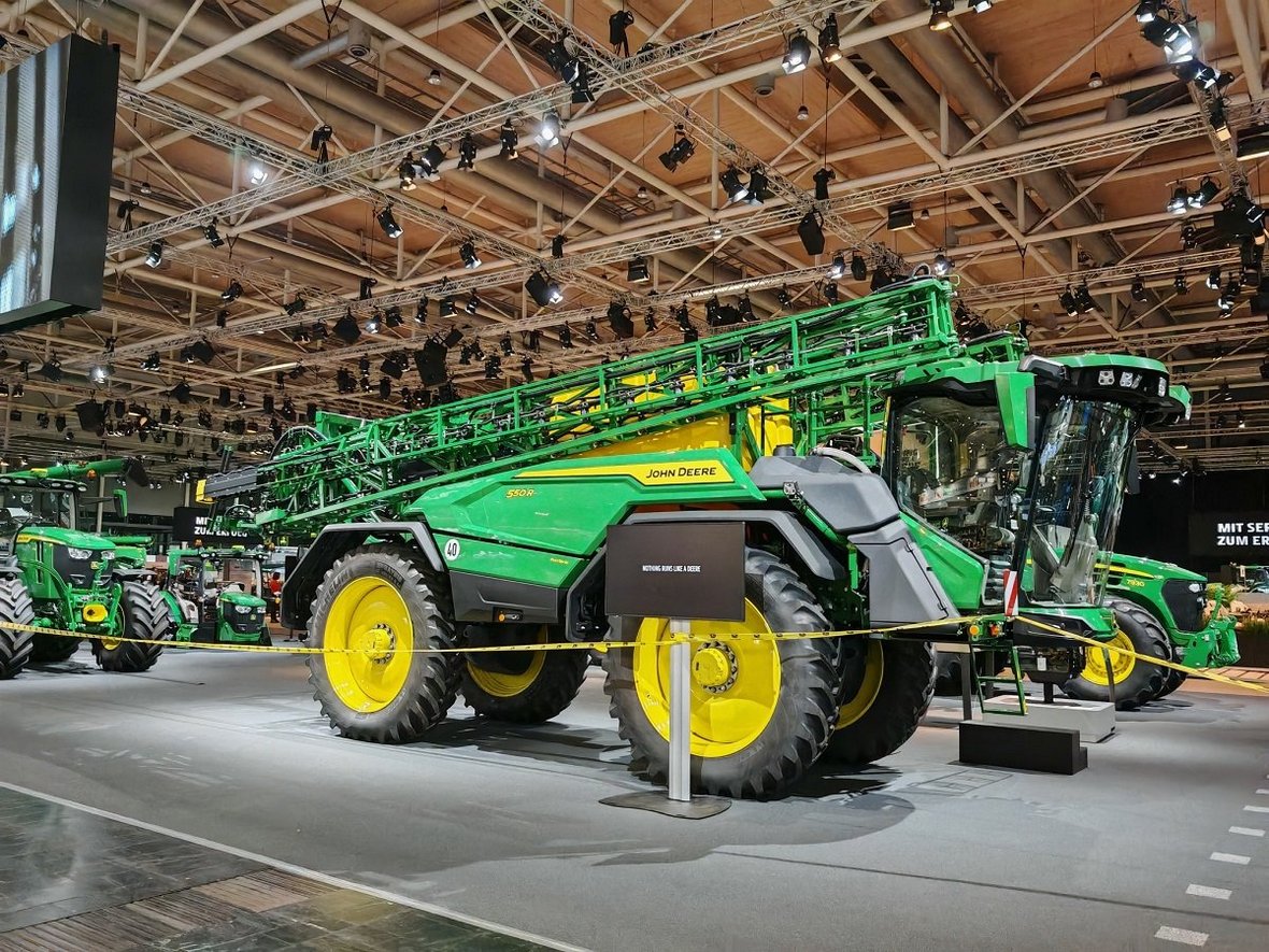 Nowy opryskiwacz z obsługą Apple CarPlay i Android Auto