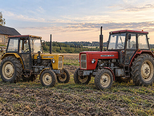 Traktory Ursus C-330 i C-360 na polu