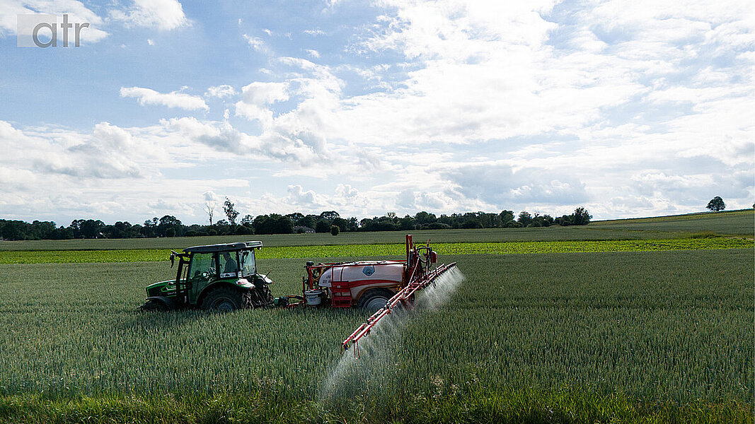 Ciągnik Deutz-Fahr z opryskiwaczem ciągany podczas oprysku