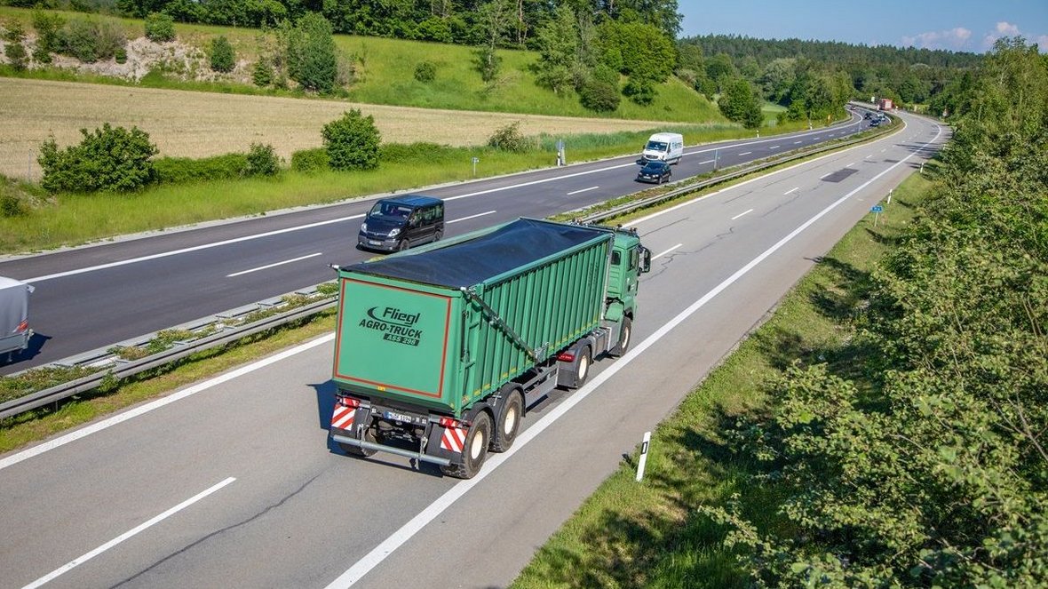 Naczepy zsypowe Agro-Trucks firmy Fliegl teraz z homologacją do 80 km/h