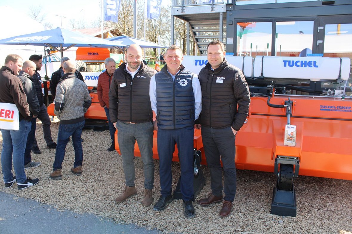 Od lewej: Christian Schulte, szef działu eksportu firmy Tuchel;  Roland Szymczak, właściciel firmy Agro-Tech Junoszyn  i Dennis Schürmann, dyrektor zarządzający Tuchel.