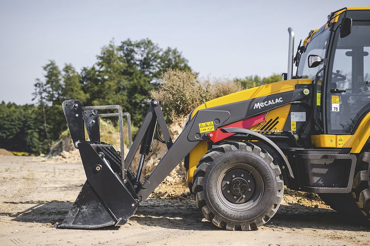 Mecalac TLB 880 z przesuwem lub mocowaniem centralnym