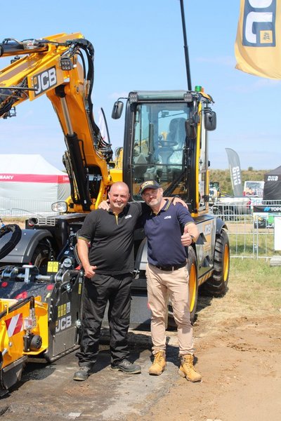 Od lewej: Richard Matthews (JCB) i Daniel Szymański (Interhandler).